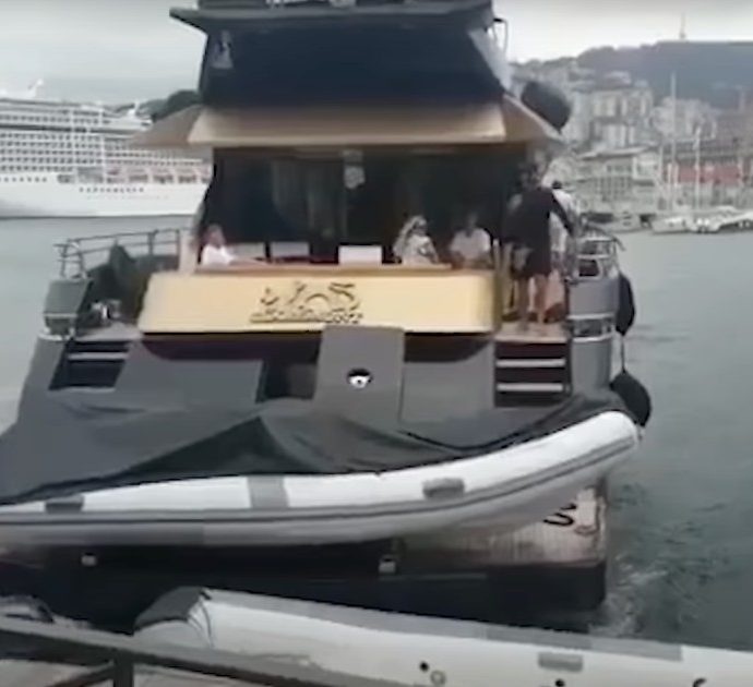 Genova, la manovra in porto è maldestra. Lo yacht combina un doppio disastro: “Ma cosa fa? Complimenti!” (video)
