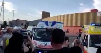 Gkn, 40 ambulanze a sirene spiegate davanti alla fabbrica di Campi Bisenzio in solidarietà ai lavoratori licenziati: il video