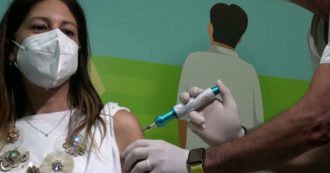 Copertina di Vaccini, a Messina primo vaccino iniettato con una siringa senza ago: “Pionieri in Europa. Speriamo serva da incentivo”