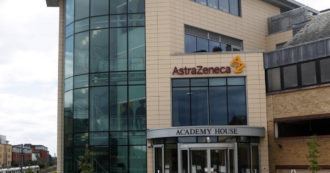 Copertina di Astrazeneca, dai vaccini un settimo dei ricavi di Pfizer. Il gruppo ha deciso di non puntare ai profitti con la pandemia in corso