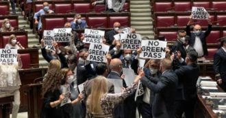 Copertina di Decreto Covid, bagarre alla Camera: Fratelli d’Italia occupa l’Aula ed espone cartelli “No green pass”. Seduta sospesa