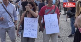 Copertina di Roma, alla fiaccolata “No green pass” con i parlamentari leghisti cori e insulti contro il premier Draghi e il ministro Speranza