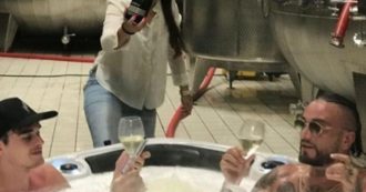 Copertina di Guè Pequeno fa un bagno in una vasca di prosecco: putiferio di polemiche