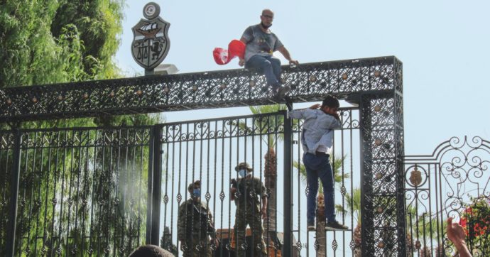 Copertina di Dopo il golpe,  Ennahda è indagato per fondi illeciti