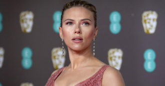 Copertina di Scarlett Johansson fa causa alla Disney per il film Black Widow: “Accordo violato”. L’azienda replica così