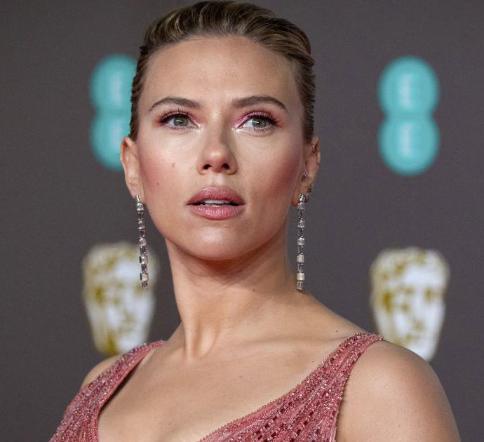 Scarlett Johansson fa causa alla Disney per il film Black Widow: “Accordo violato”. L’azienda replica così