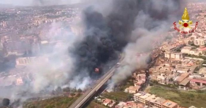 Catania brucia, oltre 70 incendi scoppiati in città e provincia: quasi tutti dolosi. Famiglie evacuate e aeroporto che ha sospeso le attività