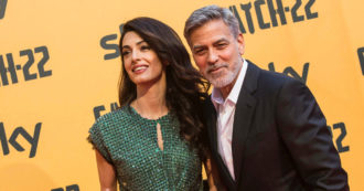 Copertina di George Clooney e Amal rivelano: “I nostri figli sanno l’italiano e noi no, li abbiamo armati di una lingua con cui possono farci del male”
