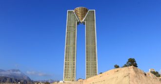 Copertina di Spagna, la speculazione edilizia rincara la dose a Benidorm: una torre di 47 piani è la nuova icona del kitsch