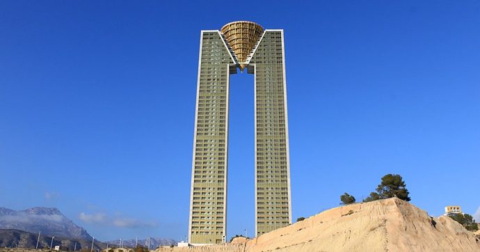 Spagna, la speculazione edilizia rincara la dose a Benidorm: una torre di 47 piani è la nuova icona del kitsch