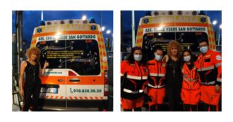 Copertina di Fiorella Mannoia e la foto davanti a un’ambulanza che cita una sua canzone: “Per quanto assurda e complessa ci sembri…”