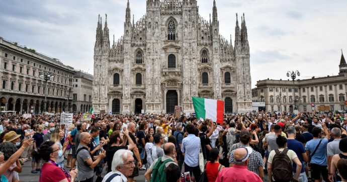 No Green Pass, da Roma a Genova fino alle migliaia di persone di Milano: in piazza i manifestanti contro il lasciapassare vaccinale