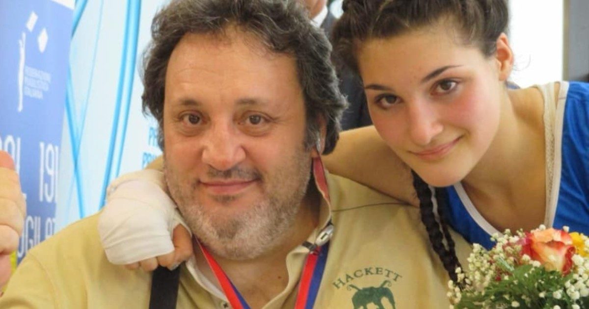 Angela Carini, lutto per la pugile tornata dalle Olimpiadi: è morto il papà. Lei: “Addio al mio grande eroe”