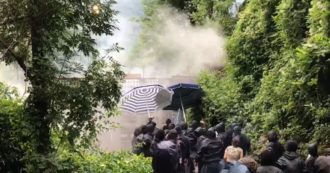Copertina di Val di Susa, assedio No Tav al cantiere dell’alta velocità. La polizia risponde con il lancio di lacrimogeni (video)