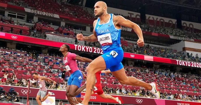 Marcell Jacobs medaglia d’oro nei 100 metri alle Olimpiadi: l’uomo più veloce del mondo è un italiano. Vince la finale a Tokyo in 9″80