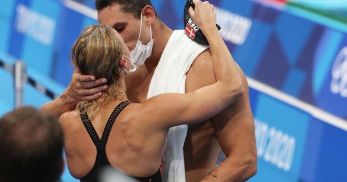 Olimpiadi 2021, si baciano appassionatamente sul podio ma c’è una violazione del regolamento