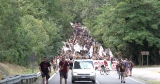 Copertina di Val di Susa, migliaia di No Tav sfilano per protestare contro l’alta velocità: scontri al cantiere tra manifestanti e forze dell’ordine