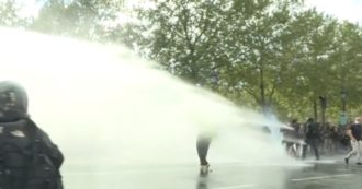 Copertina di Green pass, scontri e cariche della polizia a Parigi durante un corteo di protesta: lacrimogeni e idranti per disperdere la folla