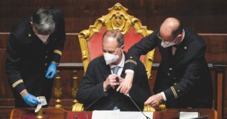 Copertina di Calderoli si tiene il superattico del Senato. Solo lui (e un altro leghista) non rinunciano