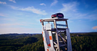 Copertina di Sulla cima della torre di arrampicata c’è la Ford Explorer: la sfida degli scalatori norvegesi – Video