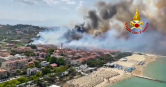 Copertina di Incendi a Pescara, l’azione degli elicotteri per spegnere le fiamme: le immagini girate a bordo – Video