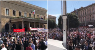 Copertina di Strage di Bologna, i fischi del treno precedono il minuto di silenzio: dalla piazza l’applauso in ricordo delle vittime – Video