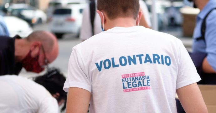 Referendum eutanasia legale, superate le 400mila firme: “La mobilitazione continua”