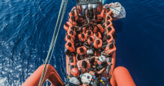 Migranti, Sea Watch 3 e Ocean Viking salvano più di 800 naufraghi. “Altri 500 ancora in mare, non abbiamo la capacità per soccorrerli”