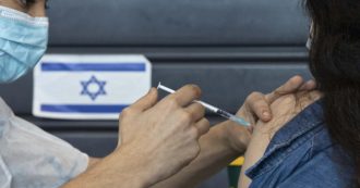 Omicron, lo studio israeliano sulla quarta dose di vaccino anti Covid: “Non fornisce protezione ulteriore contro il contagio”