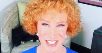 Copertina di Kathy Griffin: “Ho un cancro ai polmoni. Se non mi fossi vaccinata contro il Covid starei ancora peggio”