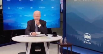 Copertina di “Presidente ha una cosa lì sul mento”: Joe Biden avvisato in diretta. I commenti: “Era maionese?” “Photoshop” (VIDEO)