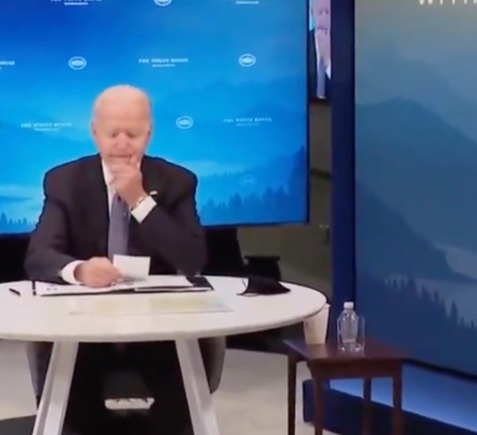 “Presidente ha una cosa lì sul mento”: Joe Biden avvisato in diretta. I commenti: “Era maionese?” “Photoshop” (VIDEO)