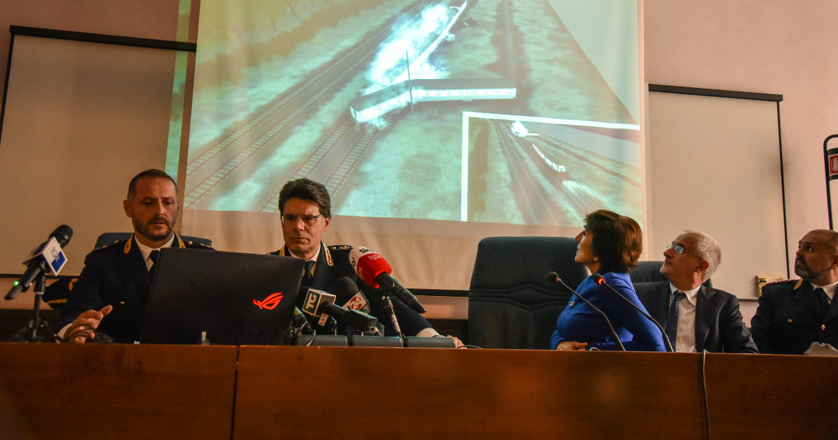 Giustizia, l’ultima offensiva: proibire (con lo scudo Ue) le conferenze stampa dei pm. Santalucia (Anm): “Limiti troppo stringenti mettono a rischio il diritto all’informazione”