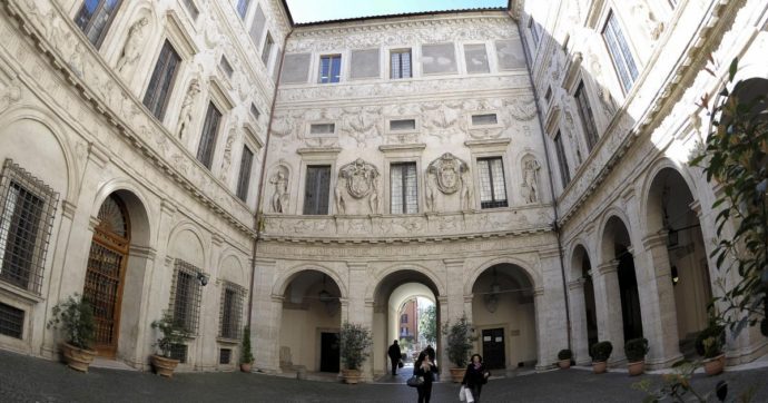 Stesso legale per Profumo e Greco