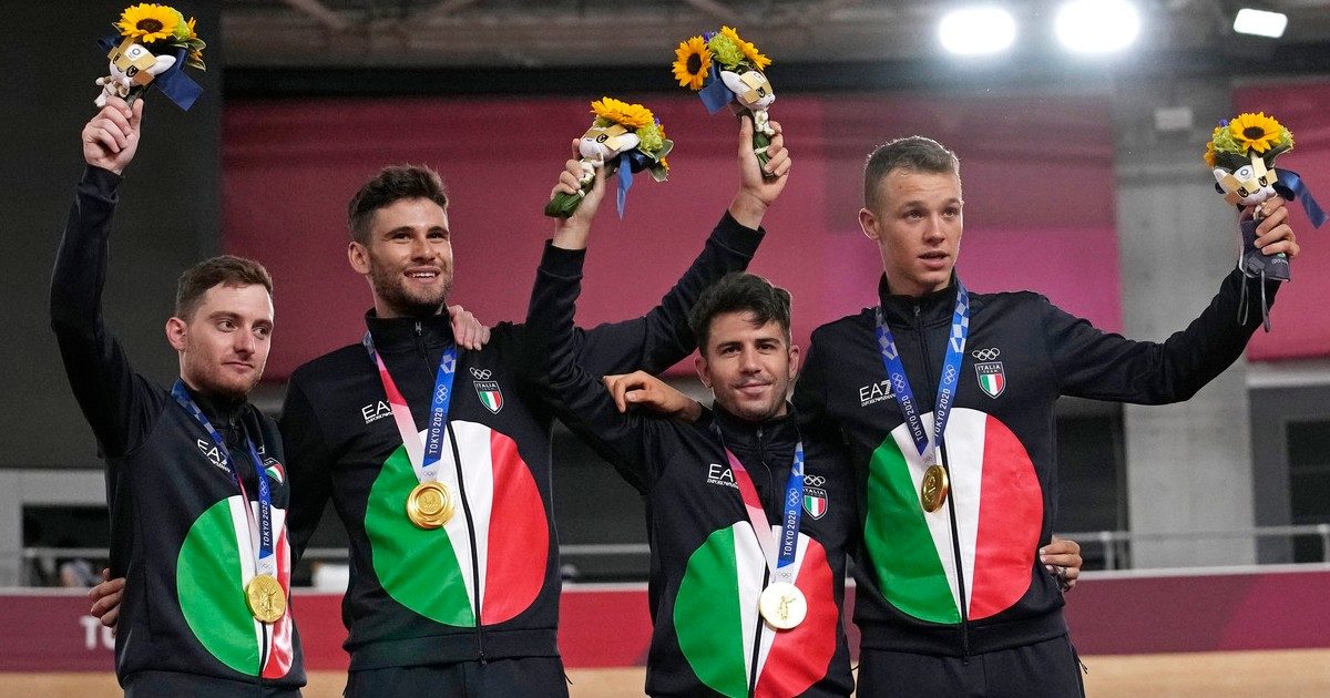 Oro e record del mondo: Ganna show trascina il quartetto maschile di inseguimento su pista. Delusione volley e pallanuoto: squadre azzurre travolte dalla Serbia