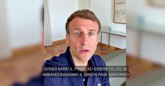 Copertina di Macron si difende in un videomessaggio: “Green pass? Non è vero che lo usa solo la Francia. Questa è la quarta ondata, bisogna vaccinarsi”