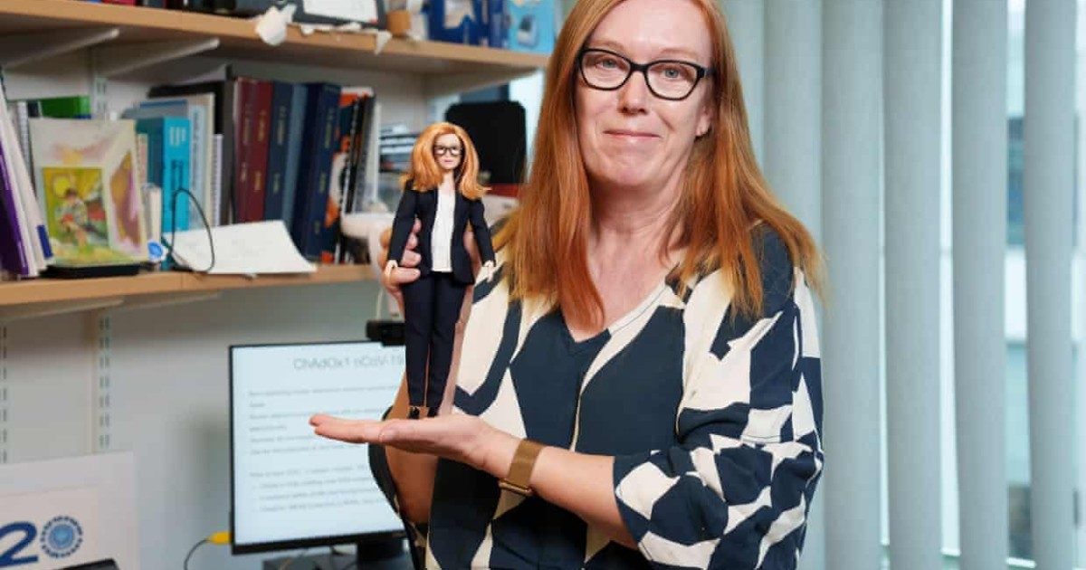Sarah Gilbert, la scienziata co-creatrice del vaccino Oxford/AstraZeneca diventa una Barbie: “Voglio ispirare le bambine alle carriere Stem”