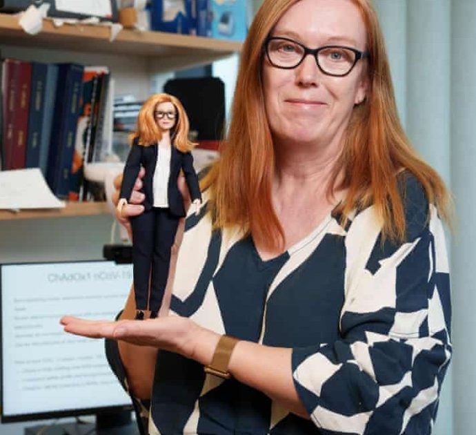 Sarah Gilbert, la scienziata co-creatrice del vaccino Oxford/AstraZeneca diventa una Barbie: “Voglio ispirare le bambine alle carriere Stem”