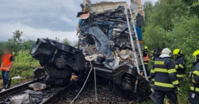 Scontro fra treni in Repubblica Ceca: tre morti e decine di feriti. Ministro trasporti: “Situazione grave”