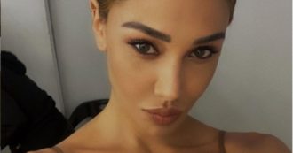 Copertina di Belen Rodriguez, la foto della figlia Luna Marì che dorme scatena le polemiche: “Così rischia di morire, non si mette la testa dei neonati sotto ai cuscini”