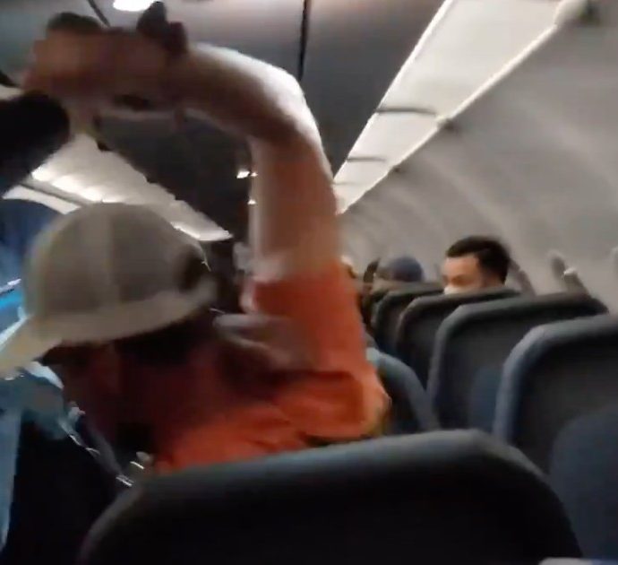 Passeggero ubriaco afferra il seno a due assistenti di volo e tira un pugno ad un altro: legato al sedile con il mastro adesivo fino all’atterraggio