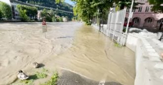 Copertina di Alto Adige, l’Isarco in piena fa paura: posizionate barriere a Chiusa per contenere l’acqua. Allerta allagamenti in tutta la zona (video)
