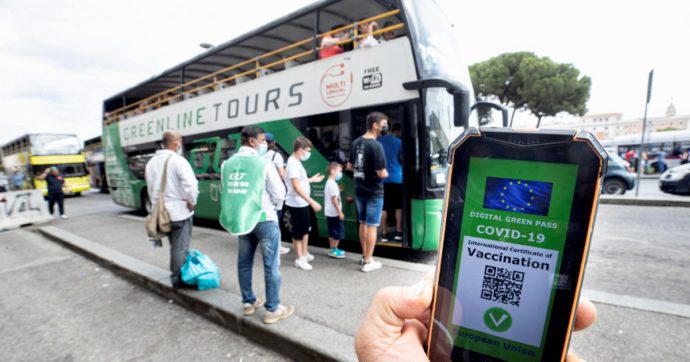 Green pass: c’è l’obbligo per prof e trasporti, in dubbio gli alberghi
