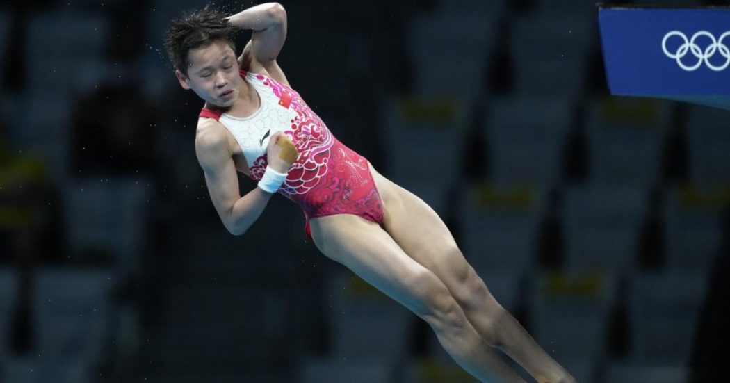 Quan Hongchan, l’atleta 14enne che gareggia alle Olimpiadi di Tokyo per pagare le cure alla mamma malata: ha vinto la medaglia d’oro con due tuffi da record