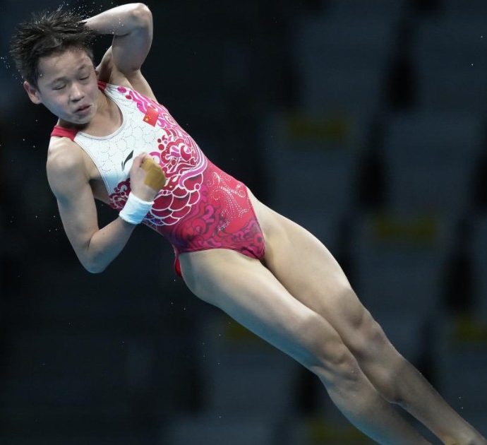 Quan Hongchan, l’atleta 14enne che gareggia alle Olimpiadi di Tokyo per pagare le cure alla mamma malata: ha vinto la medaglia d’oro con due tuffi da record