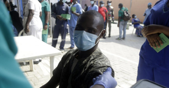 Africa, impennata di vittime da Covid e campagna vaccinale a rilento. M5s a Draghi: “Intervenire per evitare corsa dei prezzi delle dosi di Pfizer e Moderna”