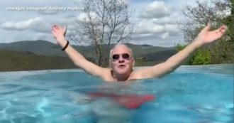 Copertina di Anthony Hopkins è in vacanza in Toscana, a mollo nella bella piscina canta “Bella ciao” e urla “sono italiano”