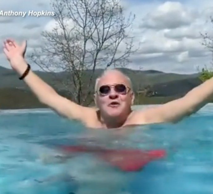Anthony Hopkins è in vacanza in Toscana, a mollo nella bella piscina canta “Bella ciao” e urla “sono italiano”