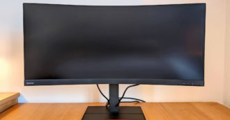 Copertina di Lenovo ThinkVision T34w-20, recensione. Monitor curvo per chi ha bisogno di spazio