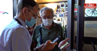 Copertina di Milano, la prima cena col green pass: “Noi clienti ci sentiamo più sicuri”. I ristoratori: “Misura giusta, chiudere di nuovo sarebbe un disastro”